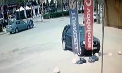 Anne ve 3 çocuğuna araba çarptı