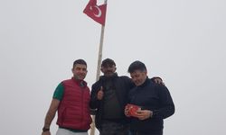 Bin 900 rakımlı zirvede yıpranan Türk bayrağını değiştirdiler