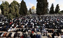 Mescid-i Aksa'da binlerce Müslüman saf tuttu