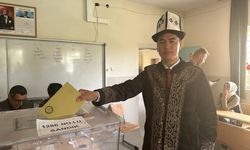 Kırgız Türkleri seçimde yöresel kıyafetleriyle sandık başına gitti