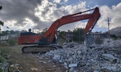 Nurhak’ta ağır hasarlı binaların yıkımı devam ediyor