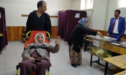 Oy kullanmaya ambulansla geldi