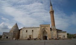 7 asırlık camiyi koruyor