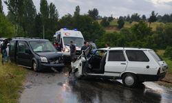 Otomobille hafif ticari araç kafa kafaya çarpıştı: 8 yaralı