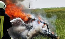 Konya'da hareket halindeki otomobil alev alev yandı
