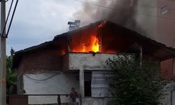 Karabük'te evin çatı katı alevlere teslim oldu