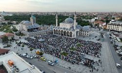 Binlerce kişi bayram namazında Mevlana Meydanı’nda bir araya geldi