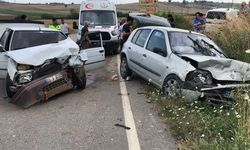 Adana'da iki araç kafa kafaya çarpıştı: 4 yaralı