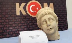 İzmir'de 2 bin yıllık kadın heykeli başı ele geçirildi