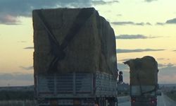 Karapınar’da kamyondan tehlikeli yolculuk