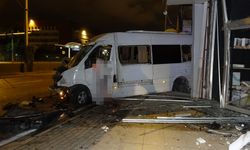 Servis minibüsü restorana girdi: 1 ölü, 4 yaralı