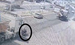 Mersin'de motosiklet tırın altın kaldı: 1 ölü, 1 yaralı