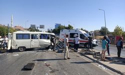 Konya'da feci kaza! Minibüsler birbirine girdi