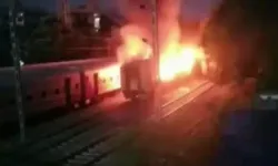 Hindistan'da yolcu treninde yangın: 9 ölü, 20 yaralı
