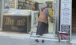 Yaşlı kadın iş yerine terliklerini çıkartarak giriyor