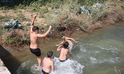 Sıcaktan bunalan çocuklar kanalı aquaparka çevirdi