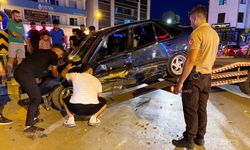 Kavşakta otomobiller kafa kafaya çarpıştı! 2 kişi yaralandı