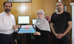 Hafızlık yarışması bölge birincisi Zeynep Arslanboğa'ya ödül