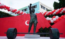 Naim Süleymanoğlu'nun isminin verildiği parka, heykeli konuldu