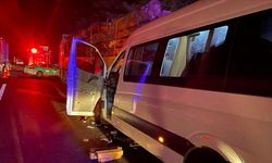 Minibüs tıra çarptı: 20 kişi yaralandı, 1 kişi öldü!