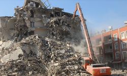 Hatay'da depremde ağır hasar alan binaların yıkımı sürüyor
