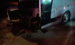 Sivas'ta yolcu otobüsü ile otomobil çarpıştı: 3 yaralı
