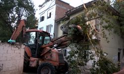 Belediye başkan adayının evinden 15 kamyon çöp çıktı