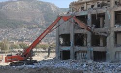 Hatay'da ağır hasarlı binaların kontrollü yıkımı sürüyor