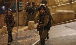İsrail gece baskınlarında çok sayıda Filistinliyi gözaltına aldı
