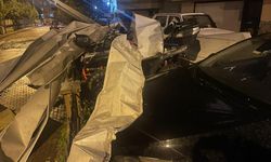 Gemlik’te okulun çatısı araçların üzerine uçtu