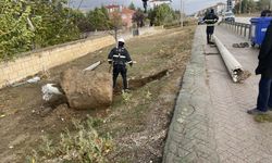 Konya'da şiddetli rüzgar elektrik direğini devirdi