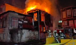 2 katlı ahşap bina alev alev yandı