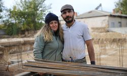 Depremzede çift, inşaat işlerinde de el ele verdi