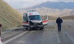 Ambulans kaza yaptı: 3 yaralı