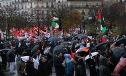 Parisliler şiddetli yağışa rağmen 'Gazze' için yürüdü