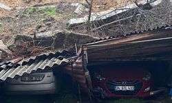Sarıyer'de istinat duvarının çökmesi sonucu 4 araç zarar gördü