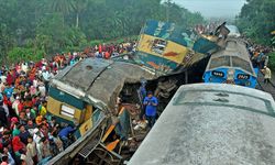 Yolcu treni raydan çıktı: 1 ölü, 12 yaralı