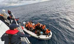 Düzensiz göçmenleri taşıyan bot arızalandı