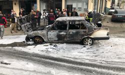 Araç sokak ortasında alev alev yandı