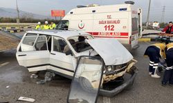 Manisa'da iki araç çarpıştı: 8 yaralı