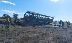 Meksika'da otobüs kargo kamyonu ile çarpıştı! 19 ölü