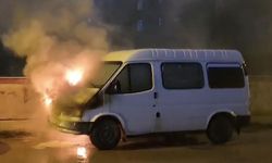 Antalya'da seyir halindeki minibüs yandı