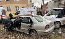 Minibüsle otomobil çarpıştı: 5 yaralı