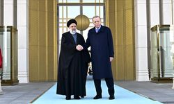 İran Cumhurbaşkanı Reisi resmi törenle karşılandı