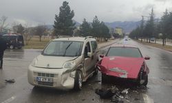 Konya'da trafik kazası! Otomobiller çarpıştı