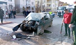 Konya'da feci kaza! Otomobil minibüse çarptı