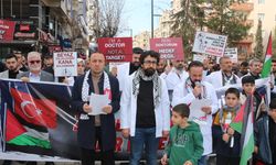 Sağlık çalışanları Gazze için sessiz yürüyüş düzenledi