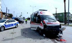 Mersin’de ambulans ticari araçla çarpıştı