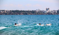 Antalya’da bahar havası, sıcaklığı hisseden denize koştu