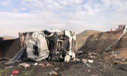 Şırnak'ta devrilen tırın sürücüsü yaralandı